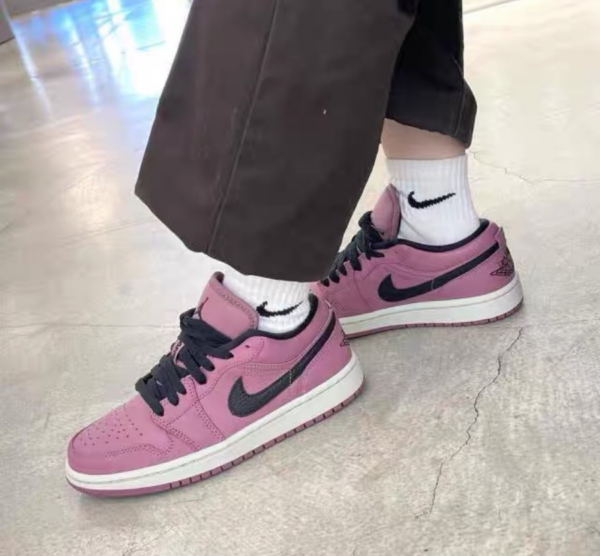 Giày Nike Wmns Air Jordan 1 Low SE 'Light Mulberry' DC7268-500 - Hình ảnh 2