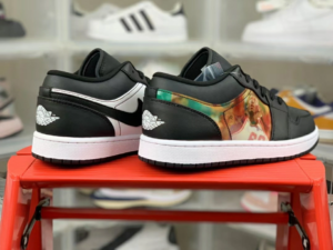 Giay Nike Air Jordan 1 Low GS Hologram 'Black' DR9497-001