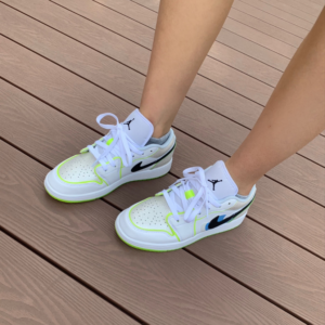 Giay Nike Air Jordan 1 Low SE GS 'Warped Swoosh' DV1324-117