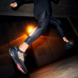 Giay Adidas Ultra Boost 21 'Black' Iridescent GX5236