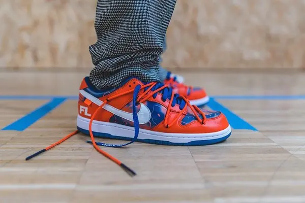 Sneakerhead toan the gioi day song voi phoi mau Off-White x Nike Dunk "UNC" moi