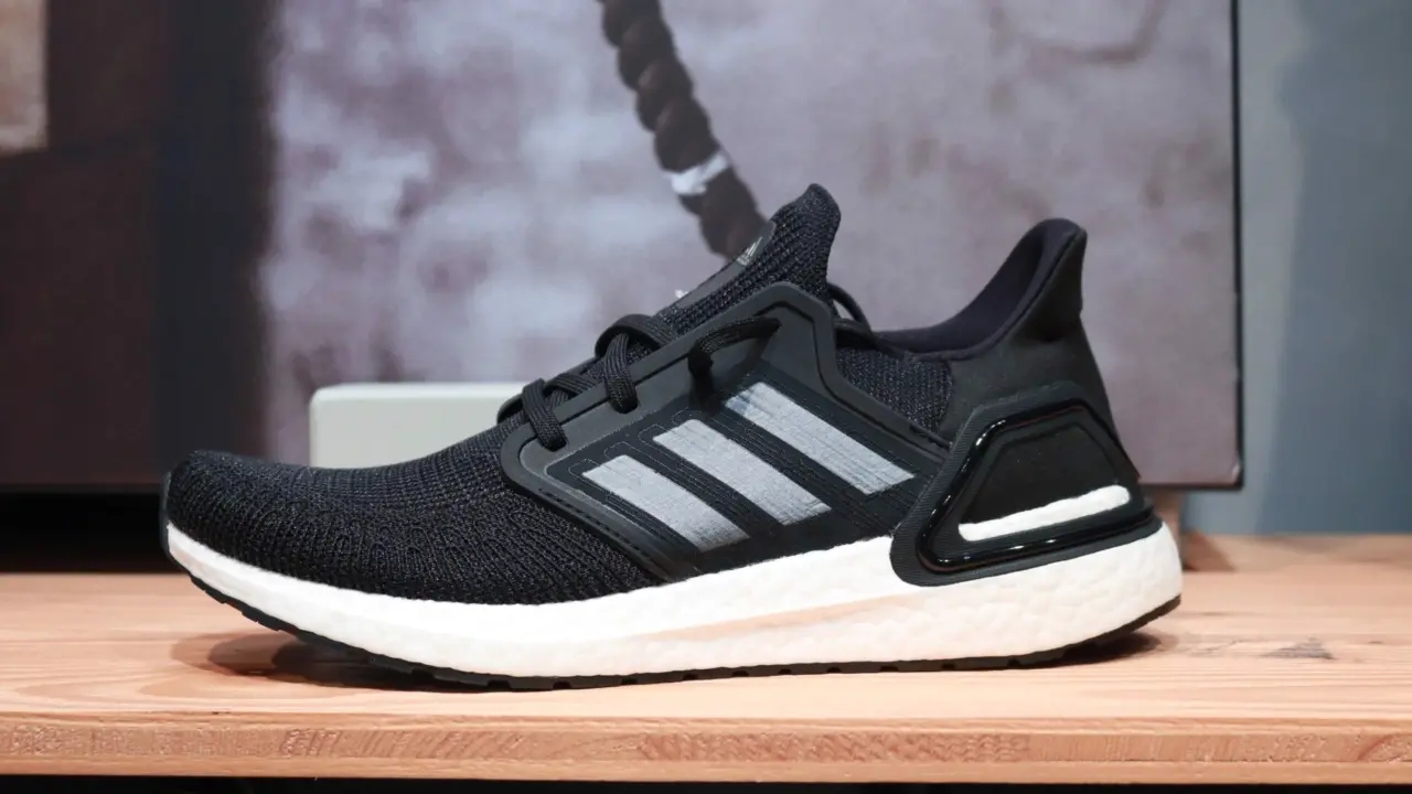 Review giay: Adidas Ultraboost 20 "Core Black" mang lai su em ai cho doi chan