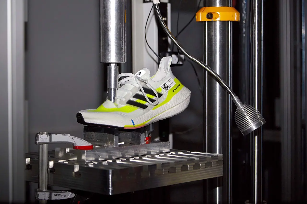 Nhung dieu ban can biet truoc khi so huu mot doi Adidas Ultraboost 21