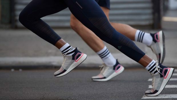 Hinh anh 5: Danh gia "doi giay the thao ve dem" Adidas Nite Joggers