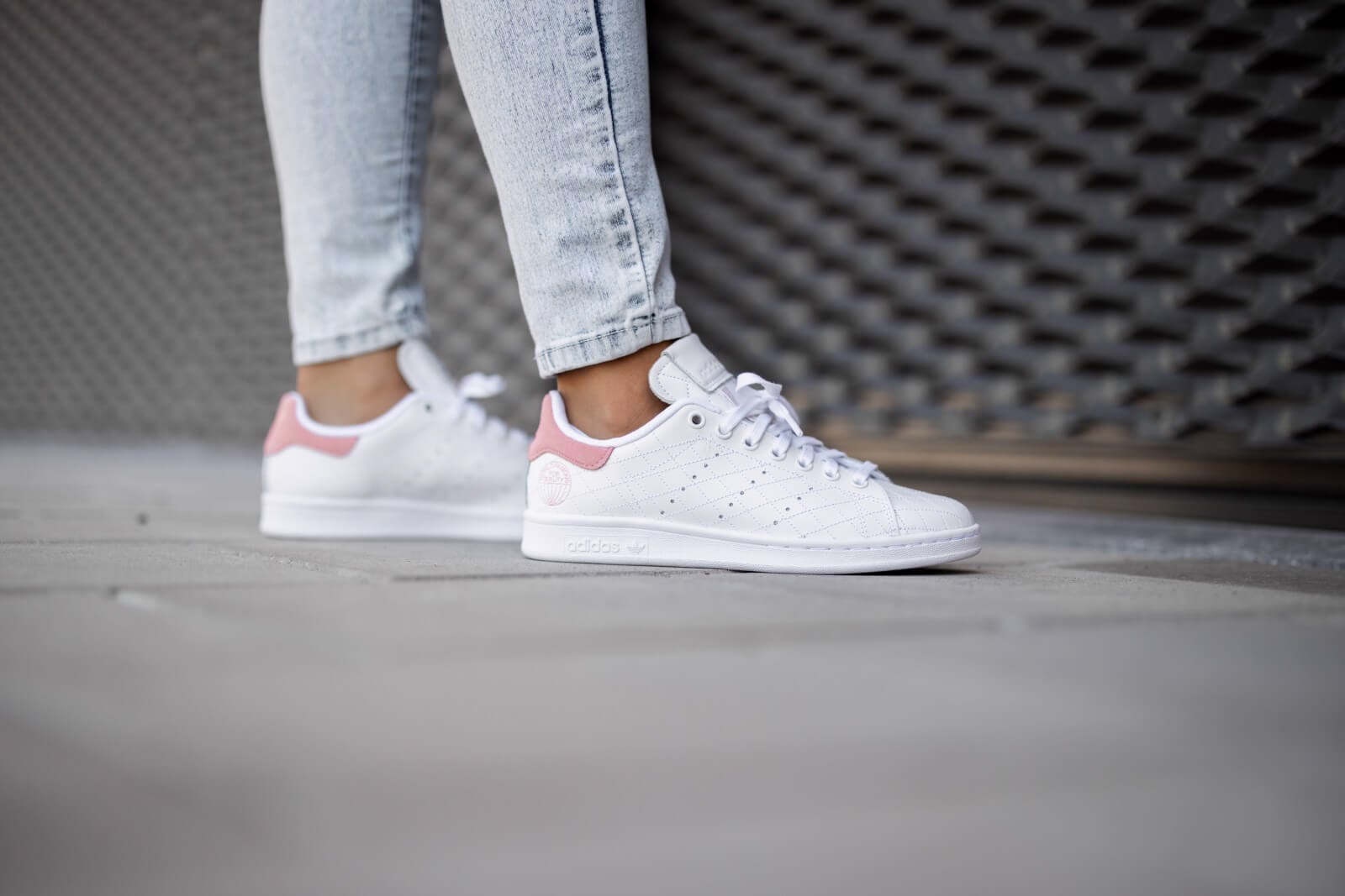 top-10-doi-giay-the-thao-tuyet-voi-nhat-danh-cho-ban-nu-vao-ngay-20-10