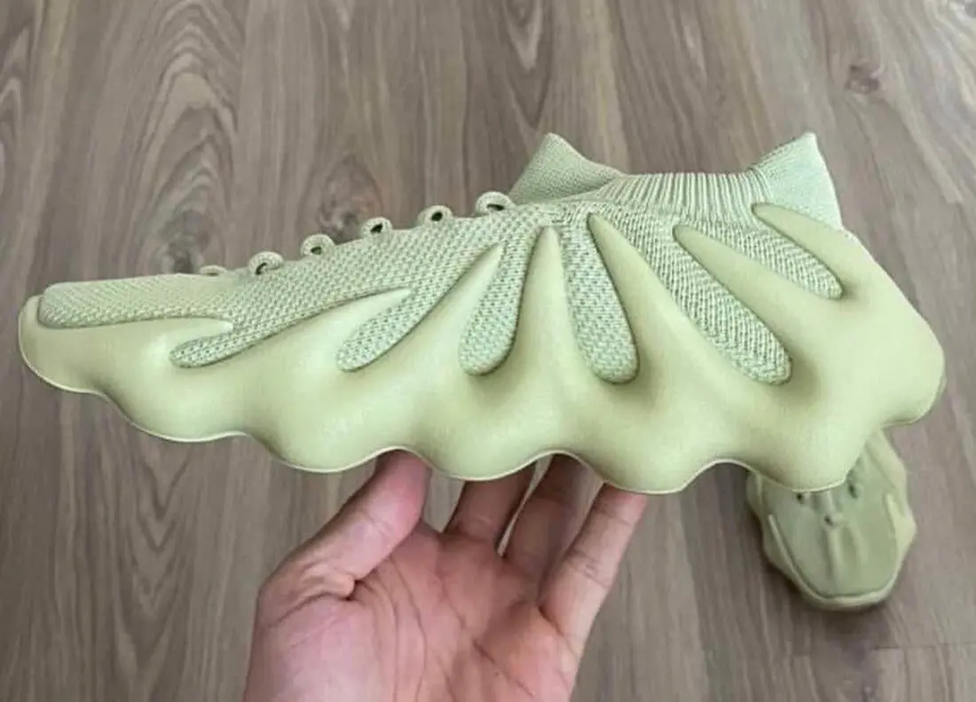 Tren tay phien ban adidas YEEZY 450 "Resin" cua Kanye West