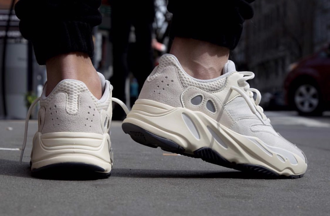 review-giay-yeezy-boost-750-v2-cream-white-vi-sao-duoc-yeu-thich