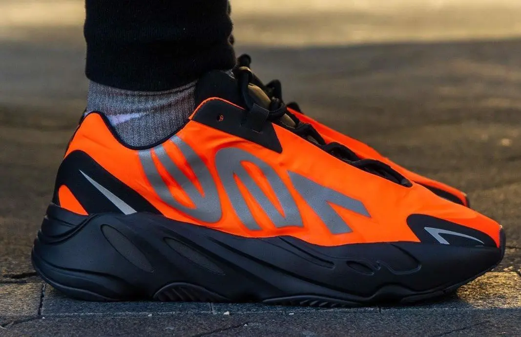 Legitcheck: Cach phan biet Yeezy Boost 700 MNVN real va fake