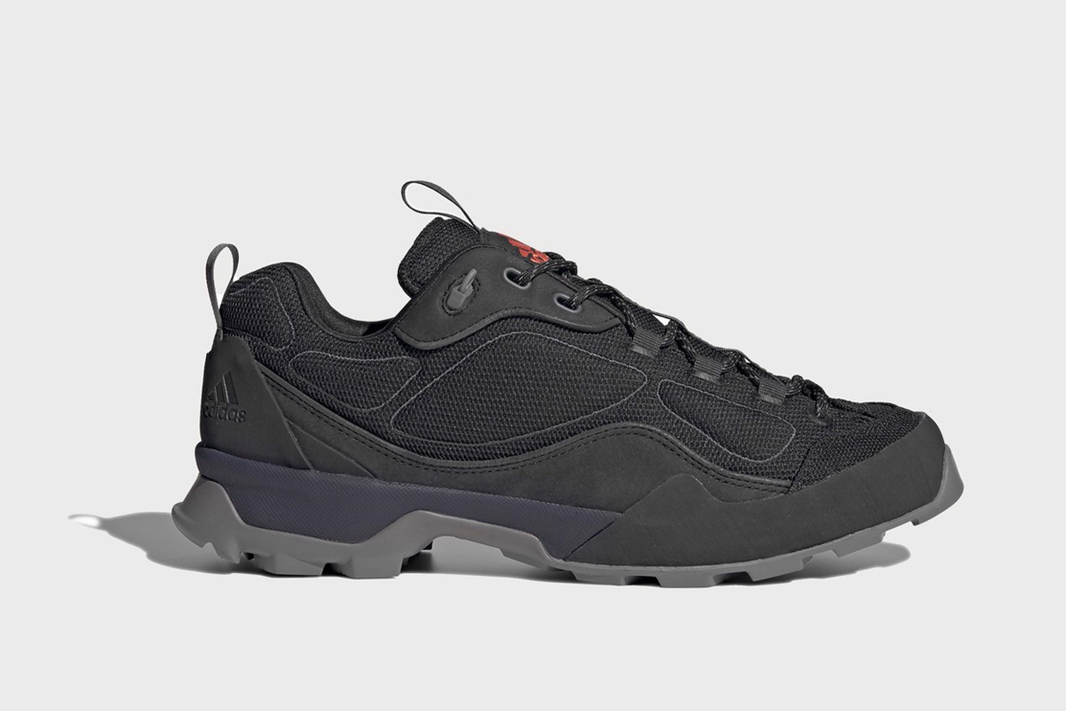 Hinh anh 11: 14 doi sneakers mau den phu hop cho moi hoan canh