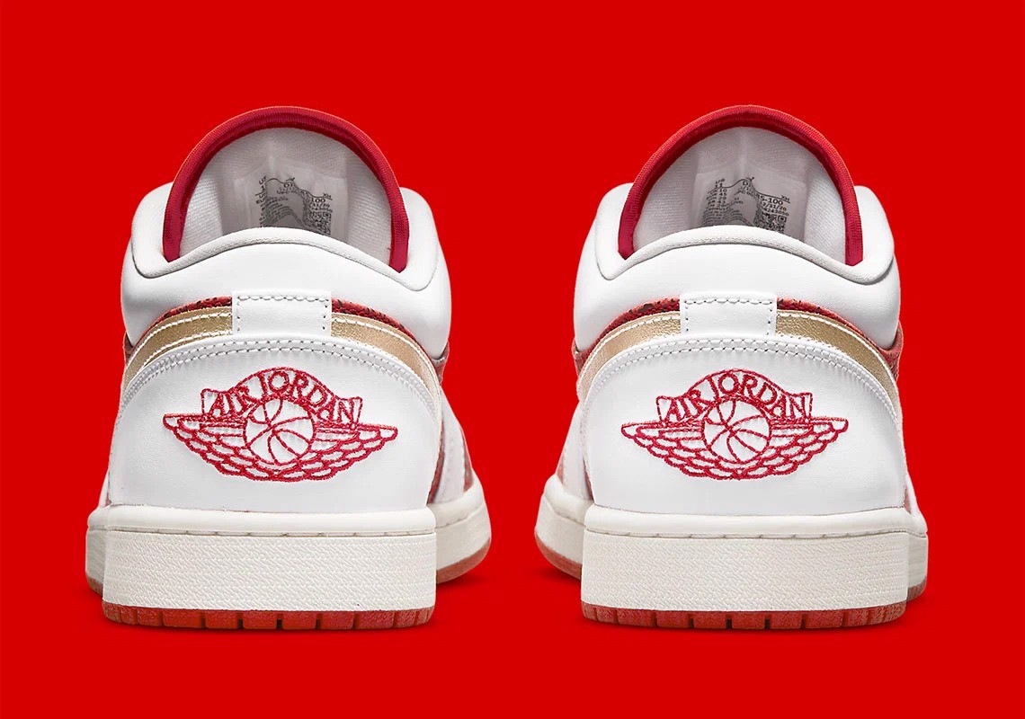Air Jordan 1 Low “Spades” đầu năm phải bài bạc tí mới đỏ Hinh anh 3: Air Jordan 1 Low “Spades” dau nam phai bai bac ti moi do
