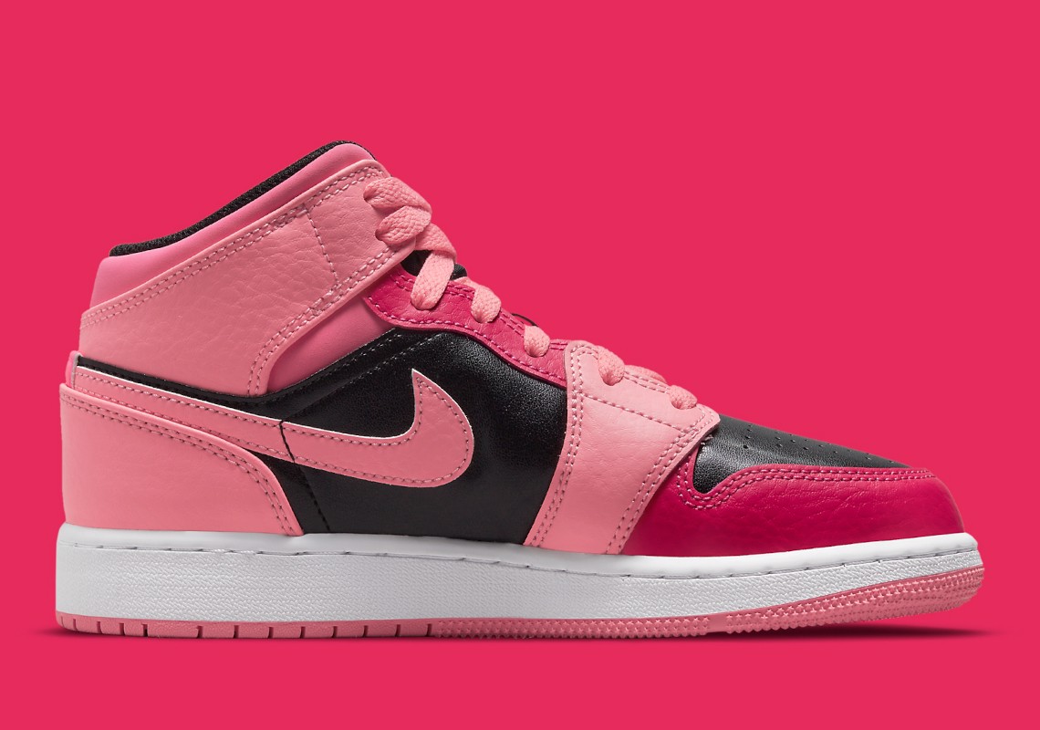 hay-de-con-cua-ban-toa-sang-trong-kid-s-air-jordan-1-mid-coral-chalk