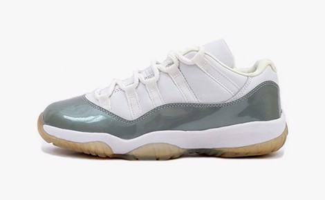 WMNS Air Jordan 11 Retro Low “Metallic Silver” Phối màu: White/Metallic Silver Code: 833001-102 Ngày ra mắt: 14/04/2001 Giá bán lẻ: 115 USD