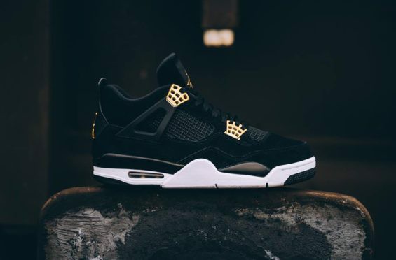 ve-dep-huyen-bi-ma-qui-phai-khong-the-phu-nhan-cua-air-jordan-4-royalty