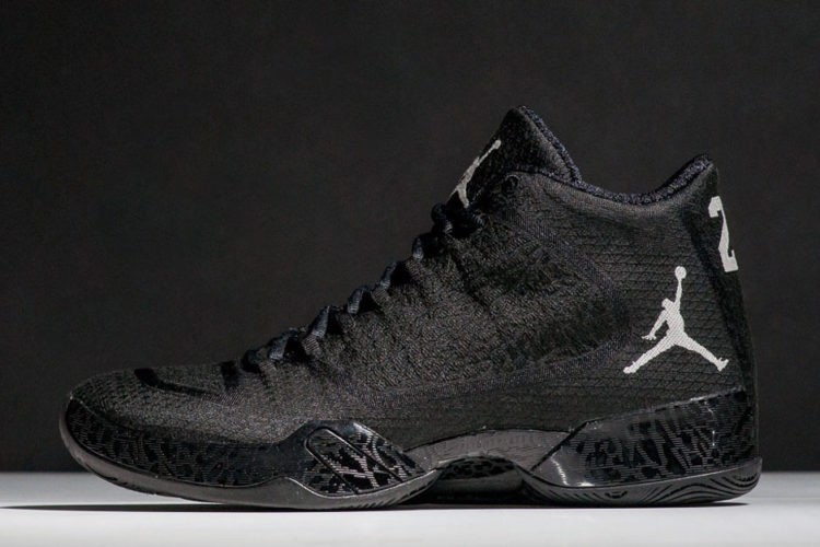 Air Jordan 11 Blackout