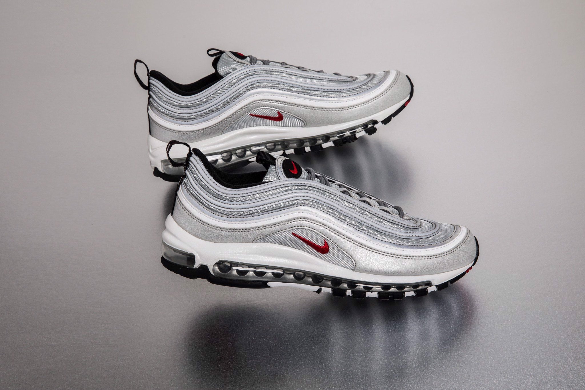 review-giay-nike-air-max97-silverbullet-net-cuon-hut-di-cung-thoi-gian
