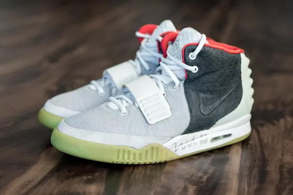 Air Yeezy 2 "Mismatch" Sample co vat cua Kanye West va Nike