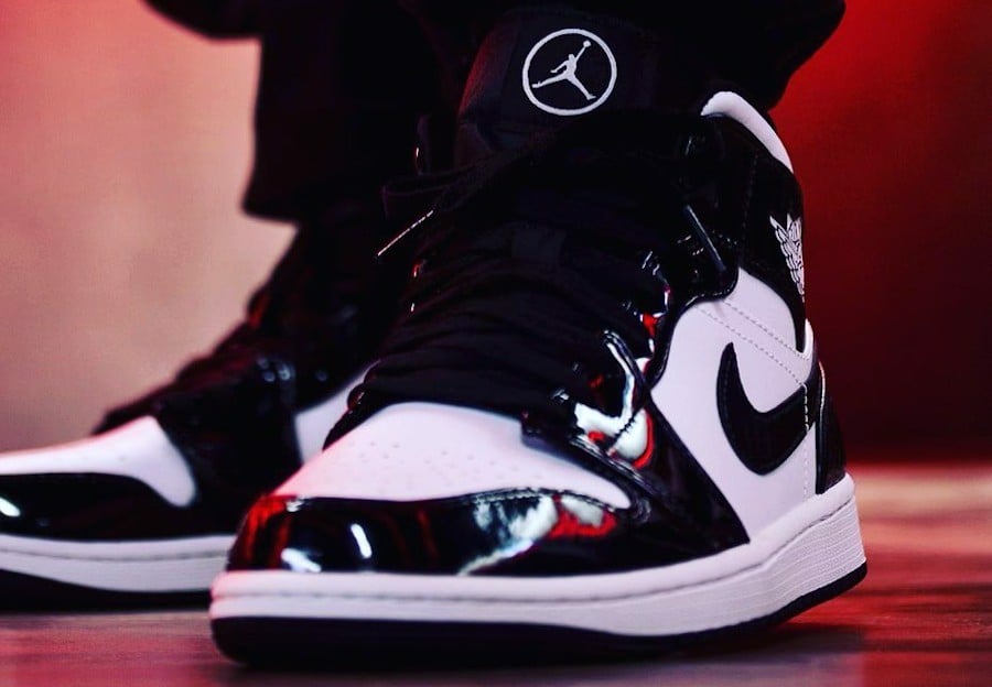 air-jordan-1-mid-carbon-fiber-phoi-mau-tuong-tu-voi-panda-se-duoc-phat-hanh-voi-muc-gia-rat-hop-ly