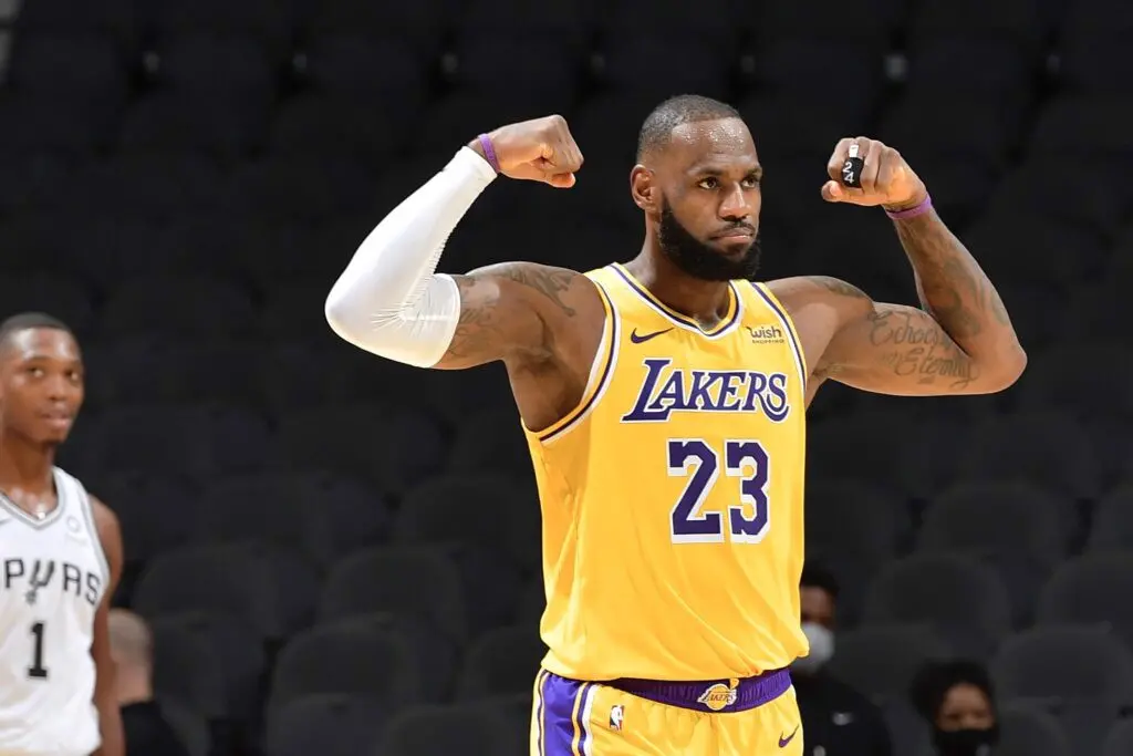 "King James" van dong vien bong ro vi dai nhat moi thoi dai (Phan 2)