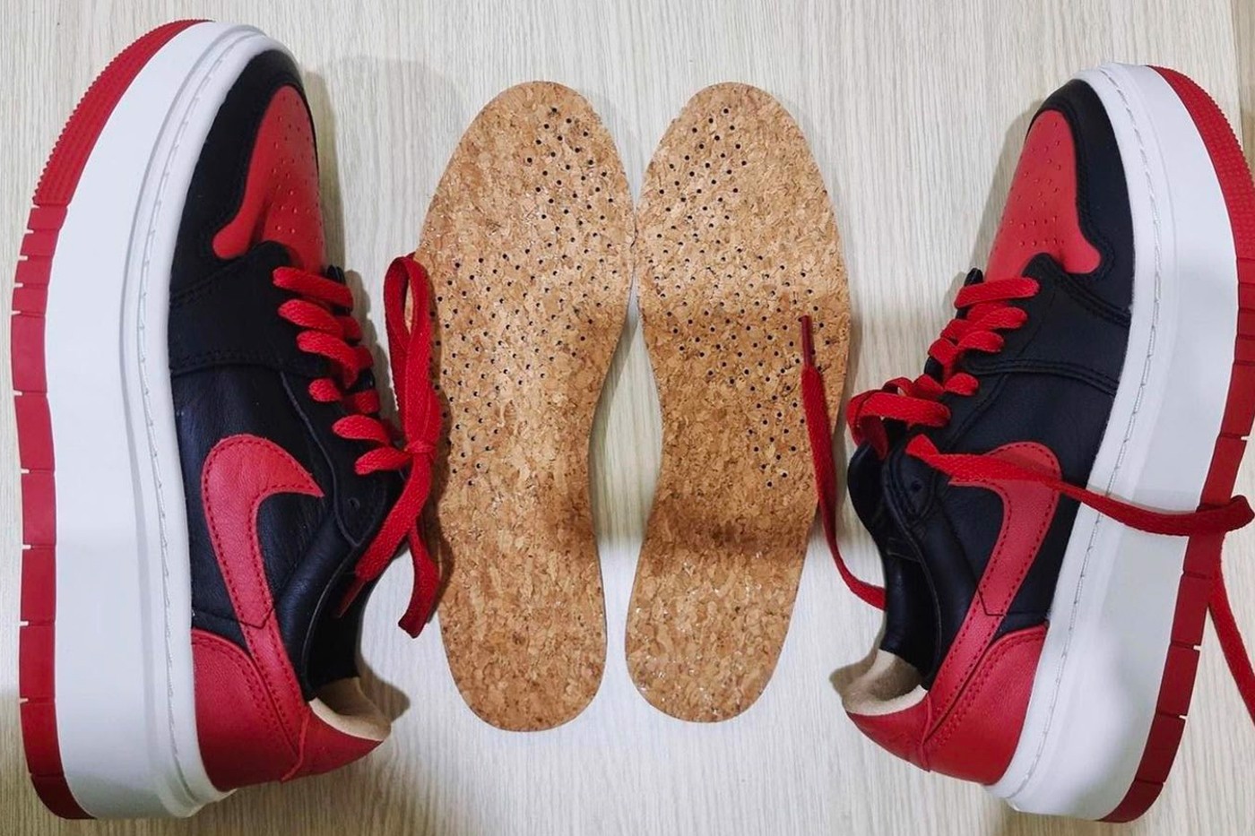 nhung-hinh-anh-dau-tien-ve-phien-ban-air-jordan-1-lv8d-elavated-bred