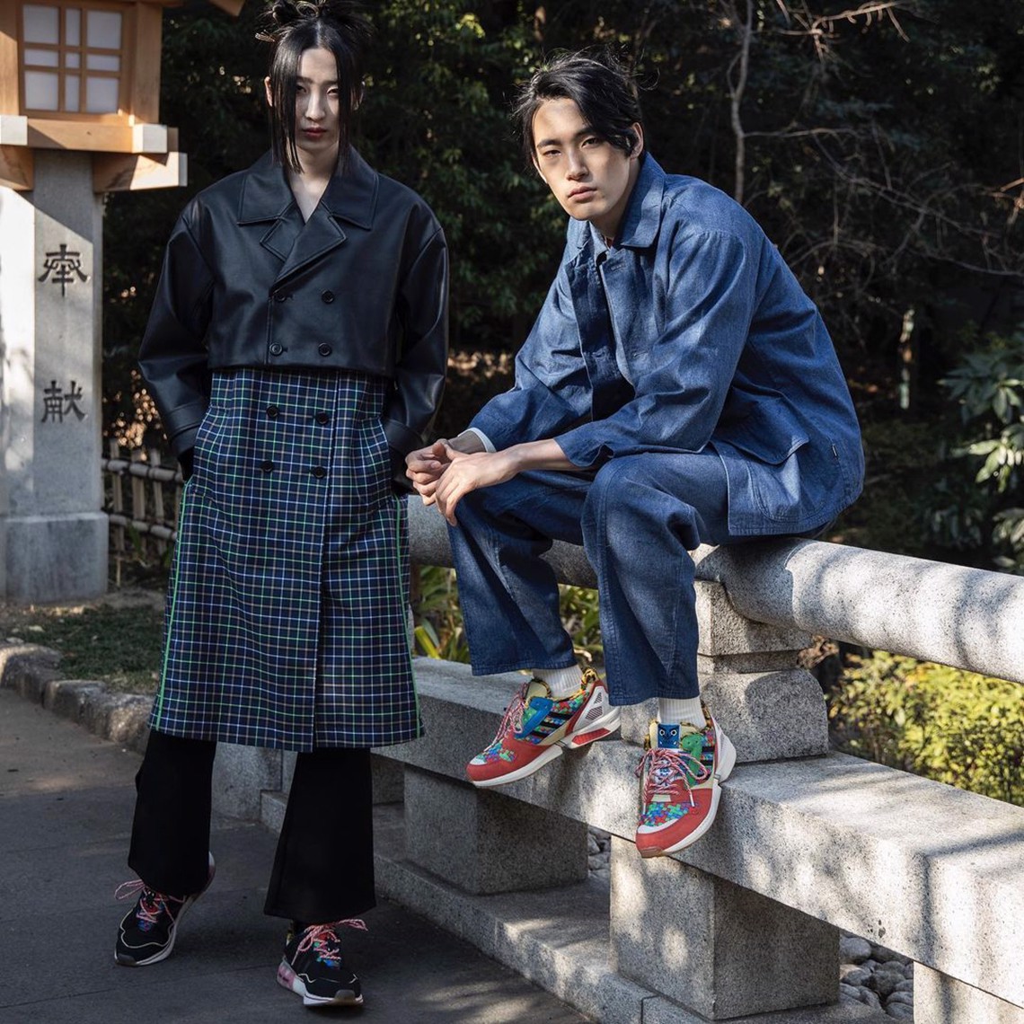 tan-huong-le-hoi-truyen-thong-nhat-ban-day-mau-sac-thong-qua-su-ket-hop-atmos-x-adidas-zx-capule