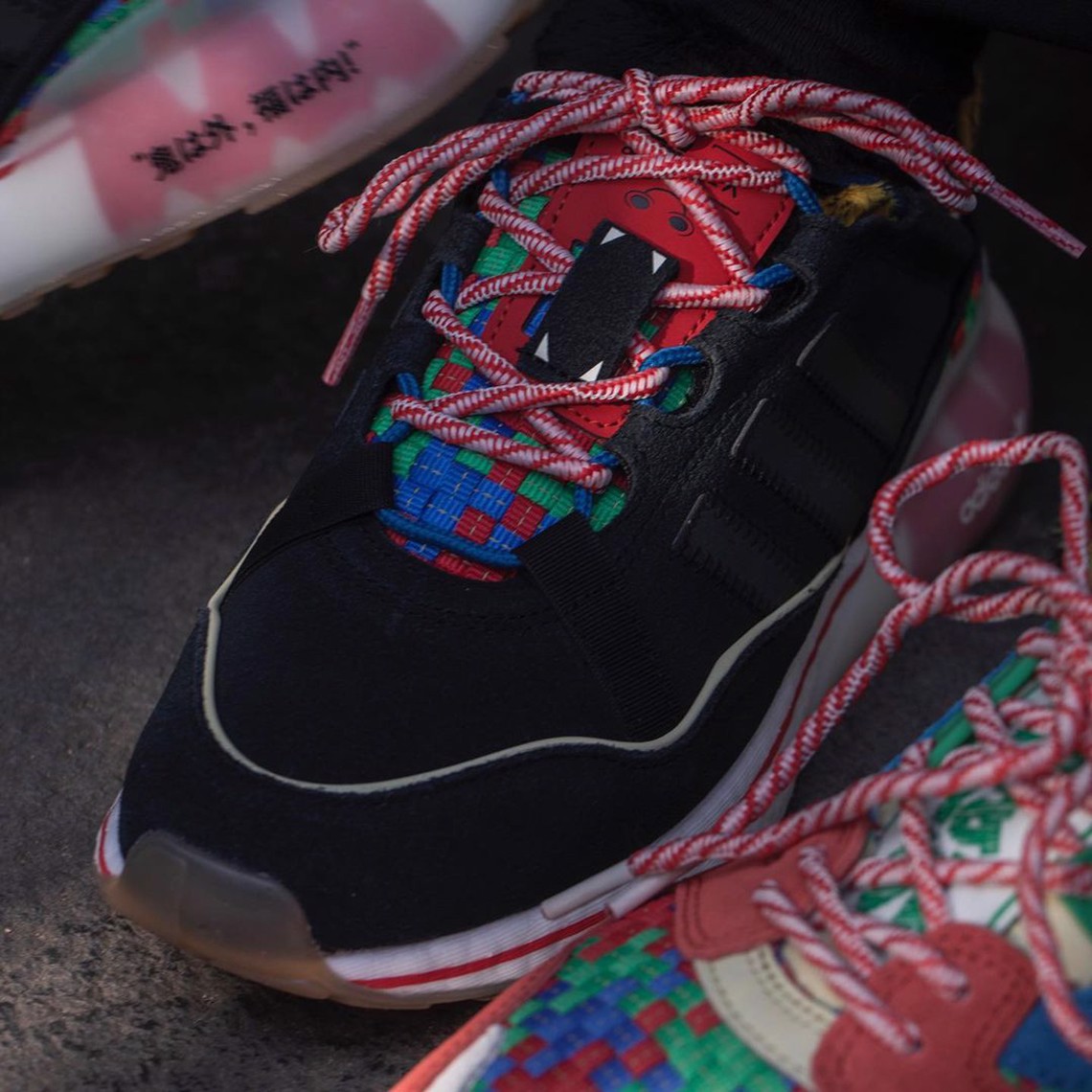 tan-huong-le-hoi-truyen-thong-nhat-ban-day-mau-sac-thong-qua-su-ket-hop-atmos-x-adidas-zx-capule