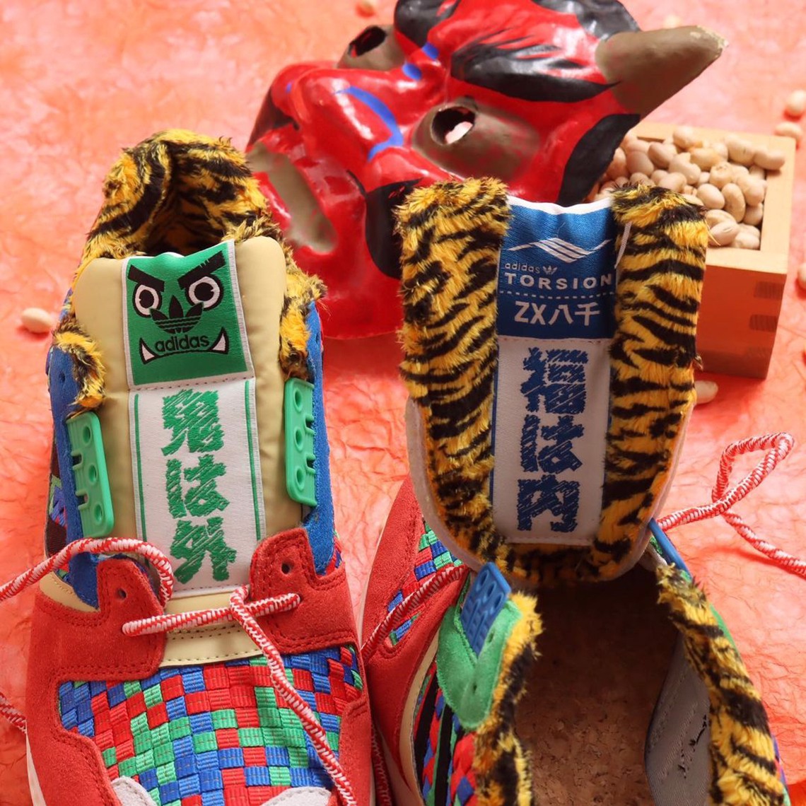 tan-huong-le-hoi-truyen-thong-nhat-ban-day-mau-sac-thong-qua-su-ket-hop-atmos-x-adidas-zx-capule