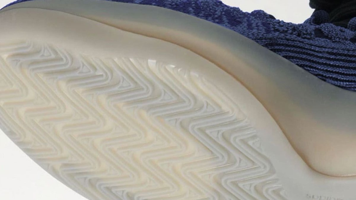 kanye-west-he-lo-hinh-anh-cua-adidas-yzy-bsktbl-knit-