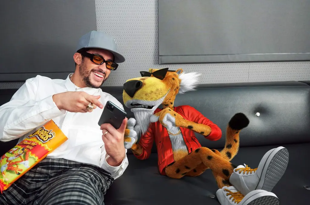 Bad Bunny bat tay voi Adidas va Cheetos