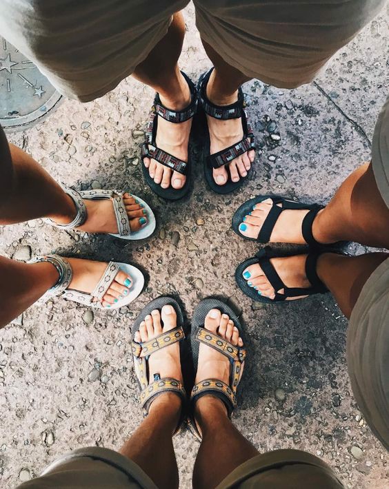 Team sandal là đây rồi, để có 1 tấm hình đẹp sống ảo trên Instargram thì chỉ cần rủ cả nhóm mang cùng một mẫu giày và vẻ đẹp đến từ sự đồng bộ trong Sneaker.
