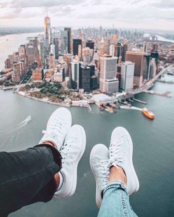 Cùng bạn trai diện Stan Smith trắng với Veiw thành phố