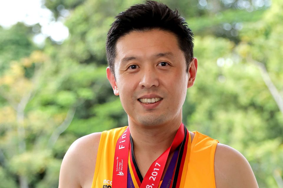 choi-giay-dung-chat-nhu-nguoi-tre-thuong-luu-chau-a