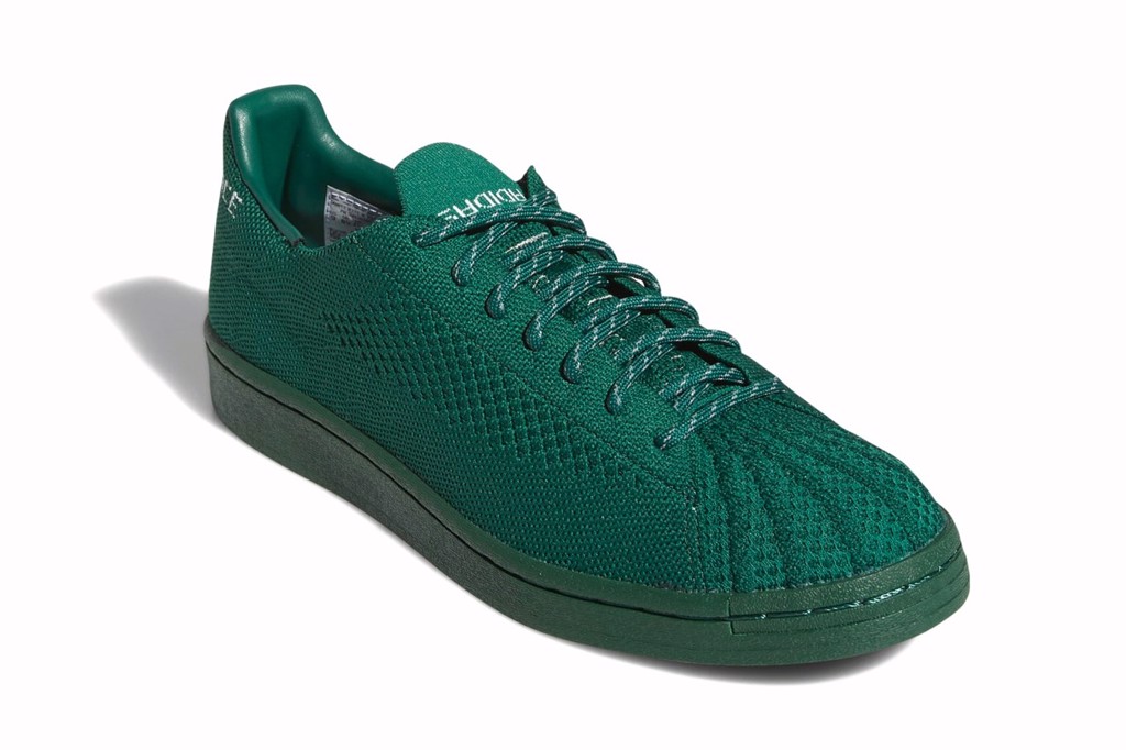 Tựa một ảo thuật gia, Pharrell William phù phép cho những đôi giày Superstar của adidas