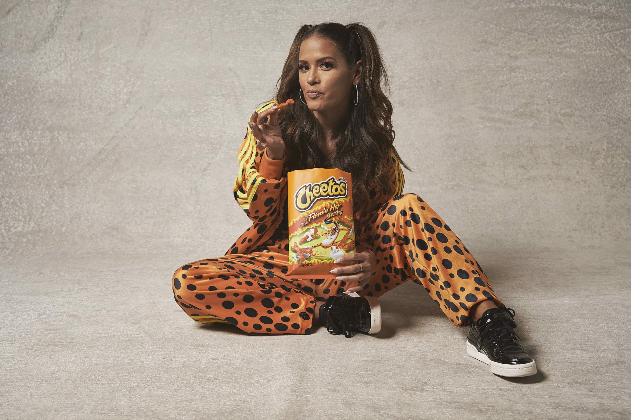 Hinh anh 5: Bad Bunny bat tay voi Adidas va Cheetos