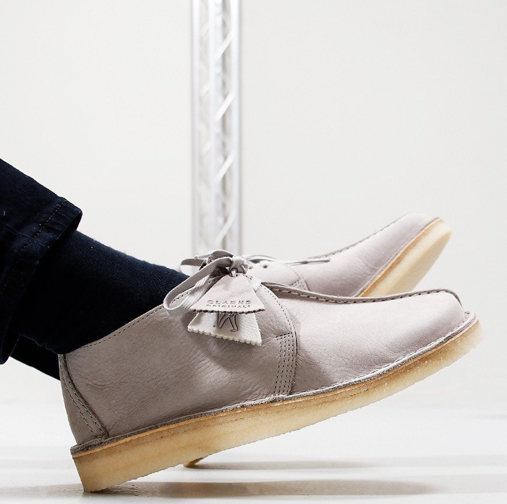 Alternative view of Giày Clarks Desert Trek 'Taupe Nubuck' 261-70131