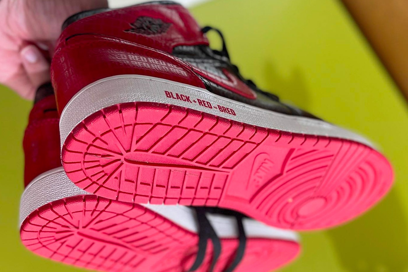 nike-air-jordan-1-mid-gs-bred-nhac-nho-the-he-tre-ve-mot-bieu-tuong