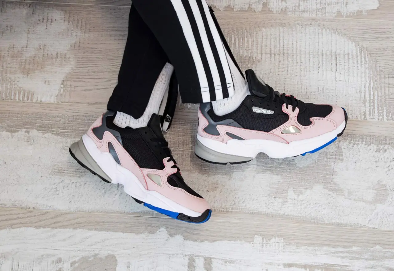 Dau la nhung phoi mau noi bat nhat cua adidas Falcon