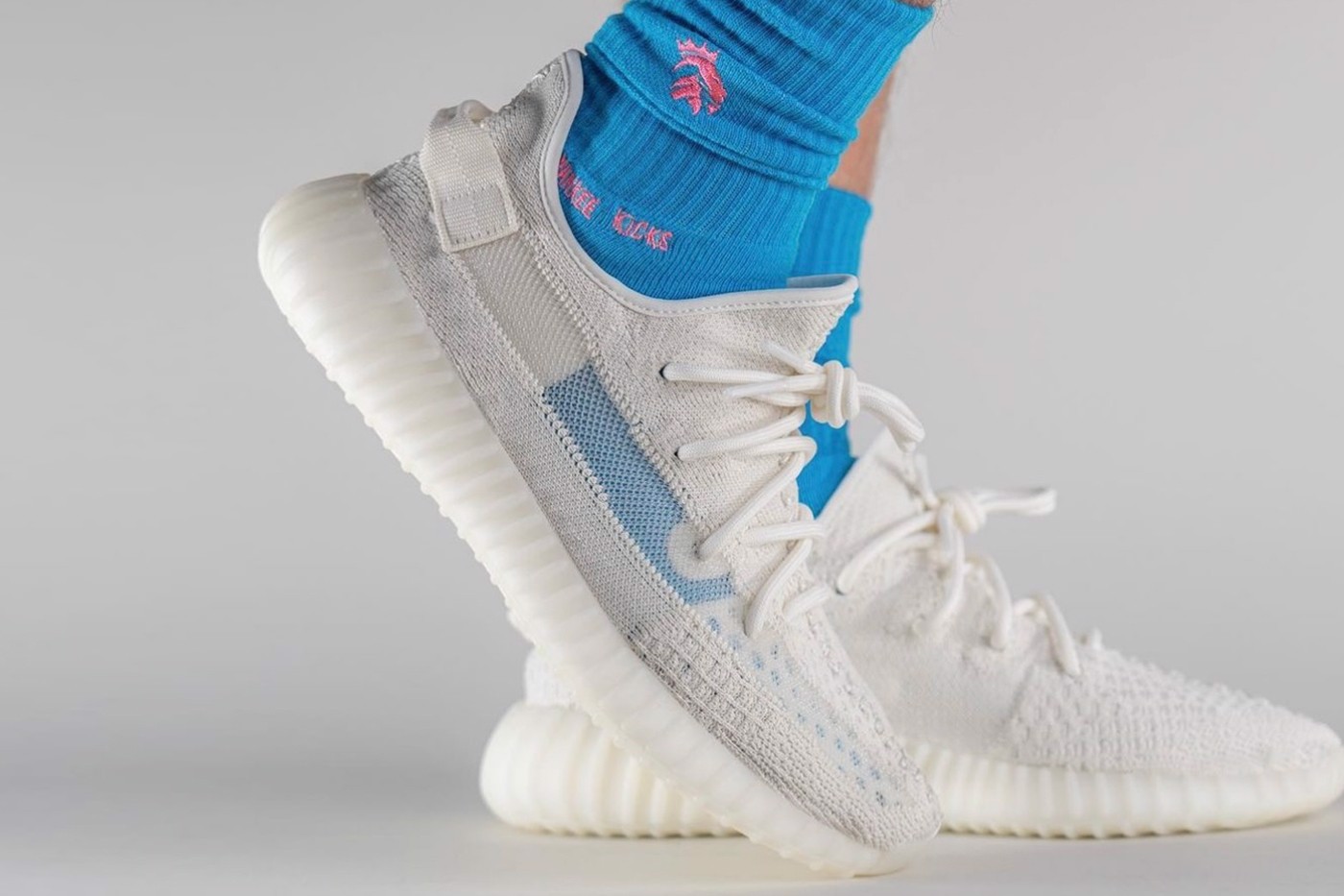 hinh-anh-on-feet-cua-phien-ban-adidas-yeezy-boost-350-v2-pure-oat