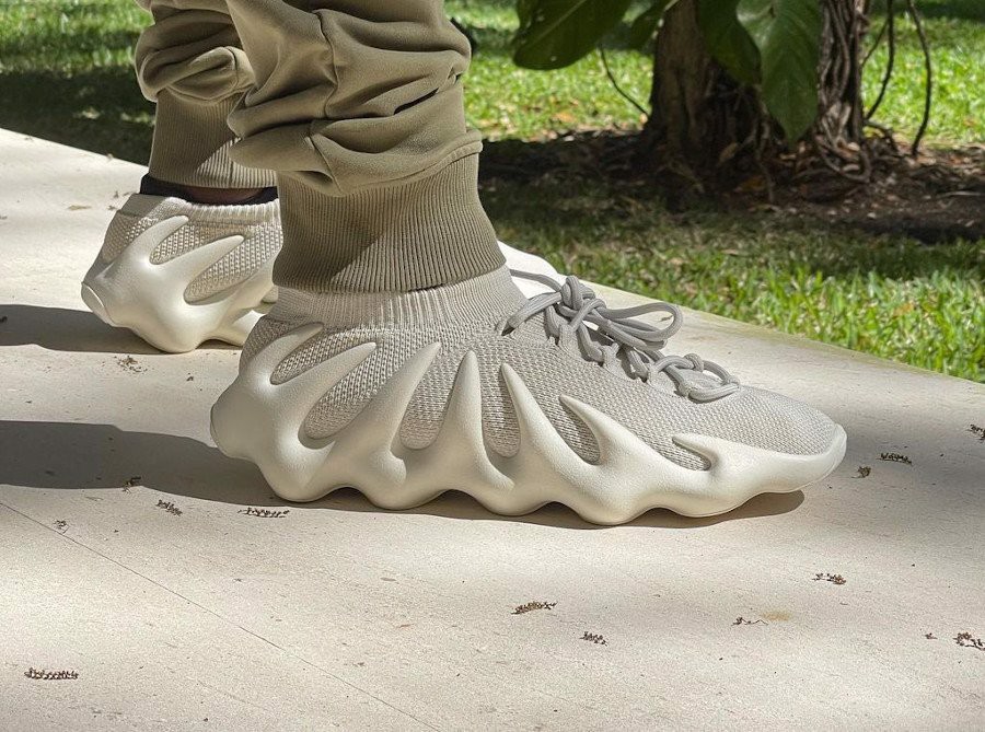 review-giay-yeezy-450-cloud-white-sang-tao-hay-ki-di