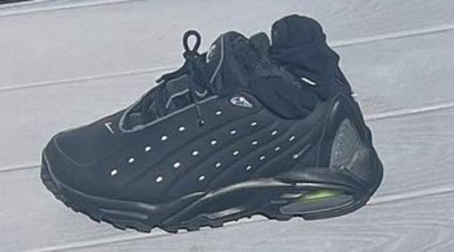 hinh-anh-moi-duoc-tiet-lo-cua-nocta-x-nike-triple-black-den-tu-drake