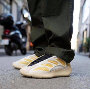 Alternative view of Giày Adidas Yeezy 700 V3 'Safflower' G54853