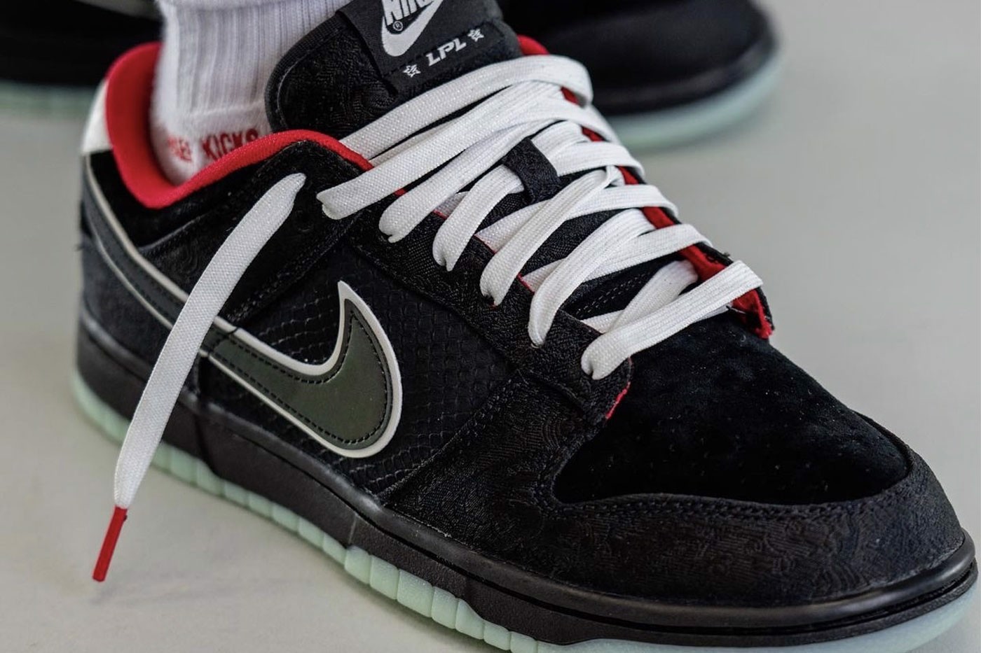 Hình ảnh on-feet của đôi 'League of Legends' Pro League x Nike Dunk Low