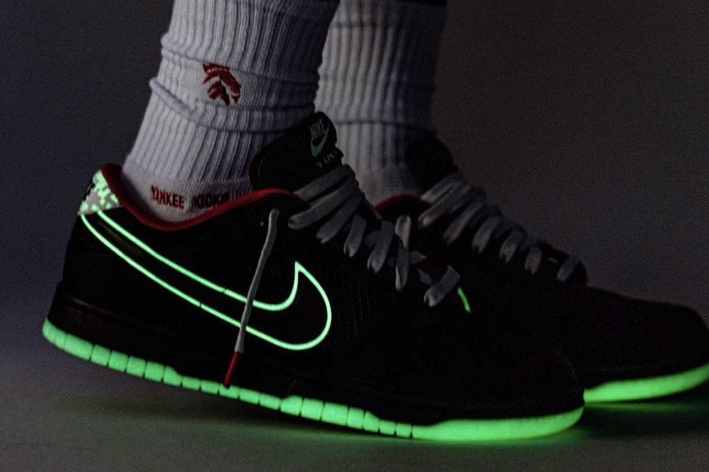 Hình ảnh on-feet của đôi 'League of Legends' Pro League x Nike Dunk Low