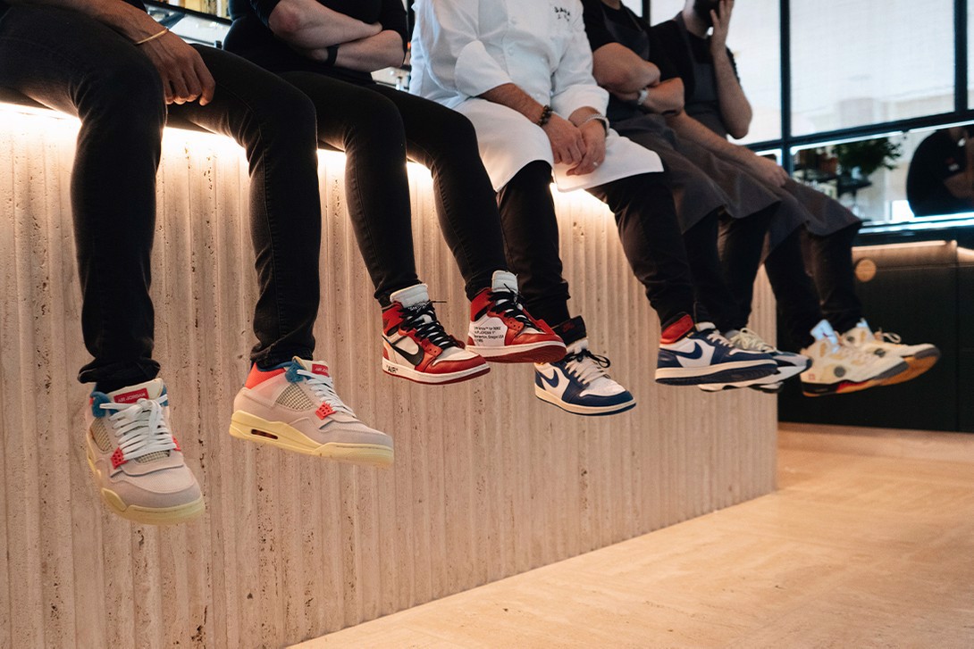 bep-truong-james-kent-va-tinh-ban-la-ki-cung-union-x-air-jordan-1