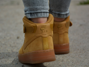 Alternative view of Giày Nike Air Force 1 High LV8 3 GS 'Wheat' CK0262-700