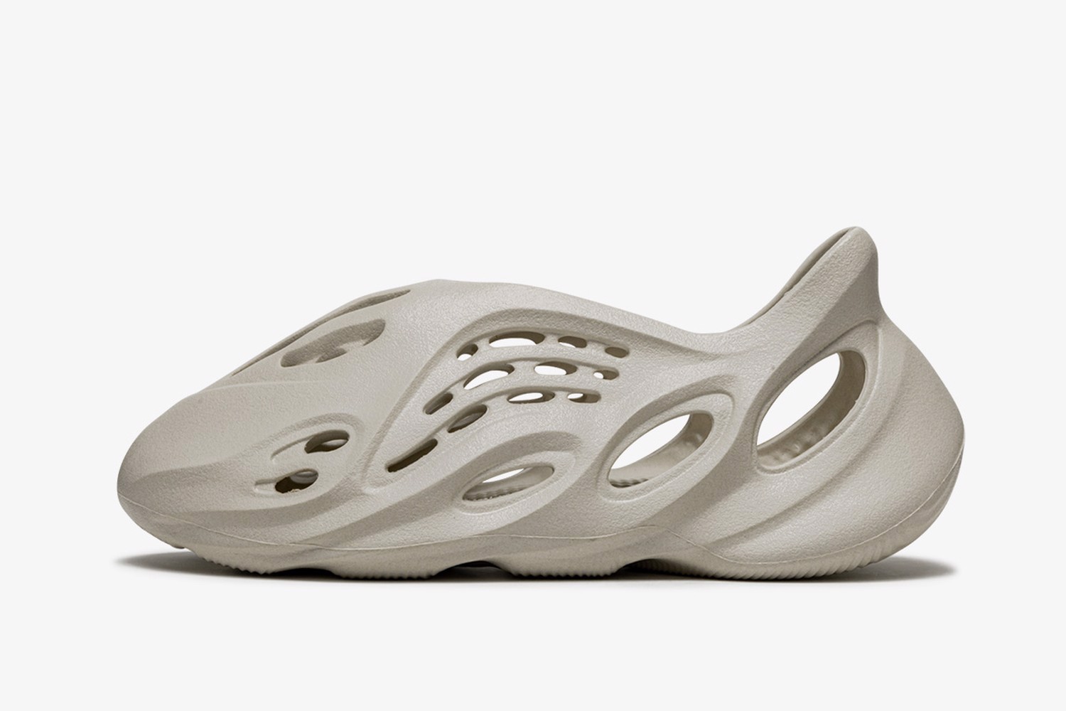 10-ly-do-ban-chi-phai-deo-doi-yeezys-vao-mua-he