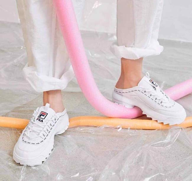 mule-sneakers-giay-dap-got-hua-hen-se-tro-lai-de-gay-bao-suot-ca-mua-he-oi-buc-nay