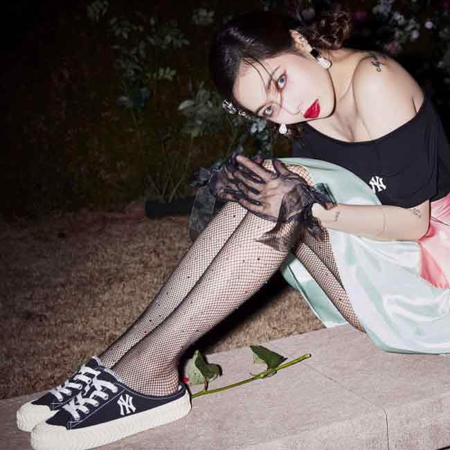 mule-sneakers-giay-dap-got-hua-hen-se-tro-lai-de-gay-bao-suot-ca-mua-he-oi-buc-nay