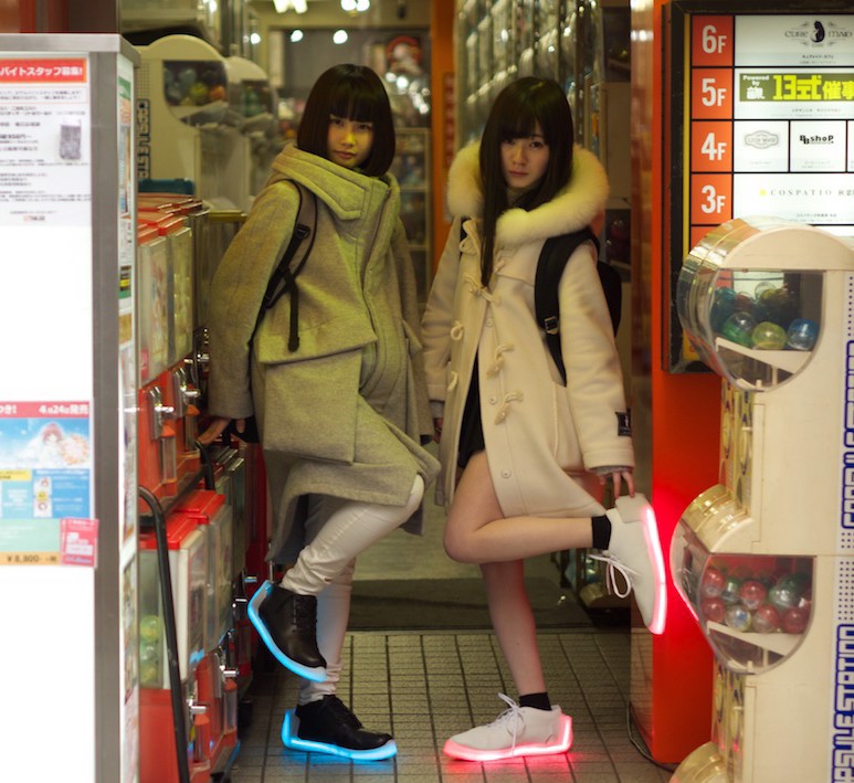 Choang voang voi nhung doi sneaker "ton dien" nhat hien nay!