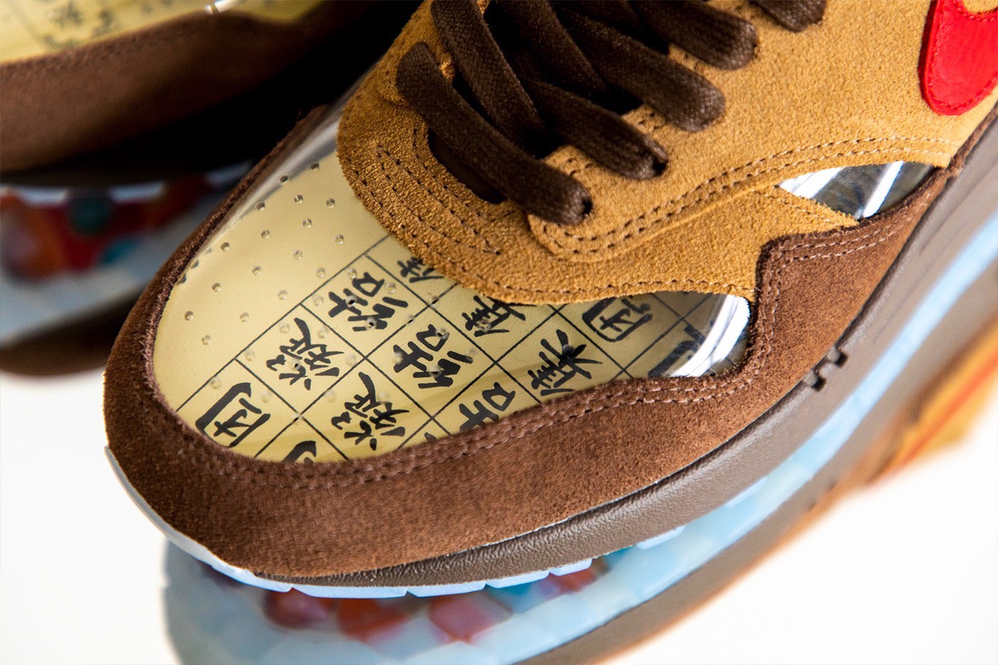 Nike công bố những hình ảnh chính thức rõ nét nhất về đôi CLOT x Nike Air Max 1 "Kod Cha" Hinh anh 4: Nike cong bo nhung hinh anh chinh thuc ro net nhat ve doi CLOT x Nike Air Max 1 "Kod Cha"