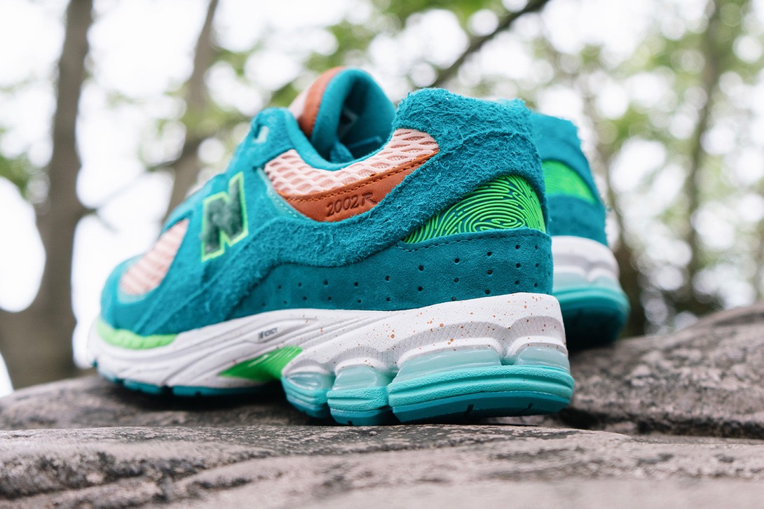 salehe-bembury-tuon-theo-dong-chay-cung-new-balance-2002r-'water-be-the-guide'